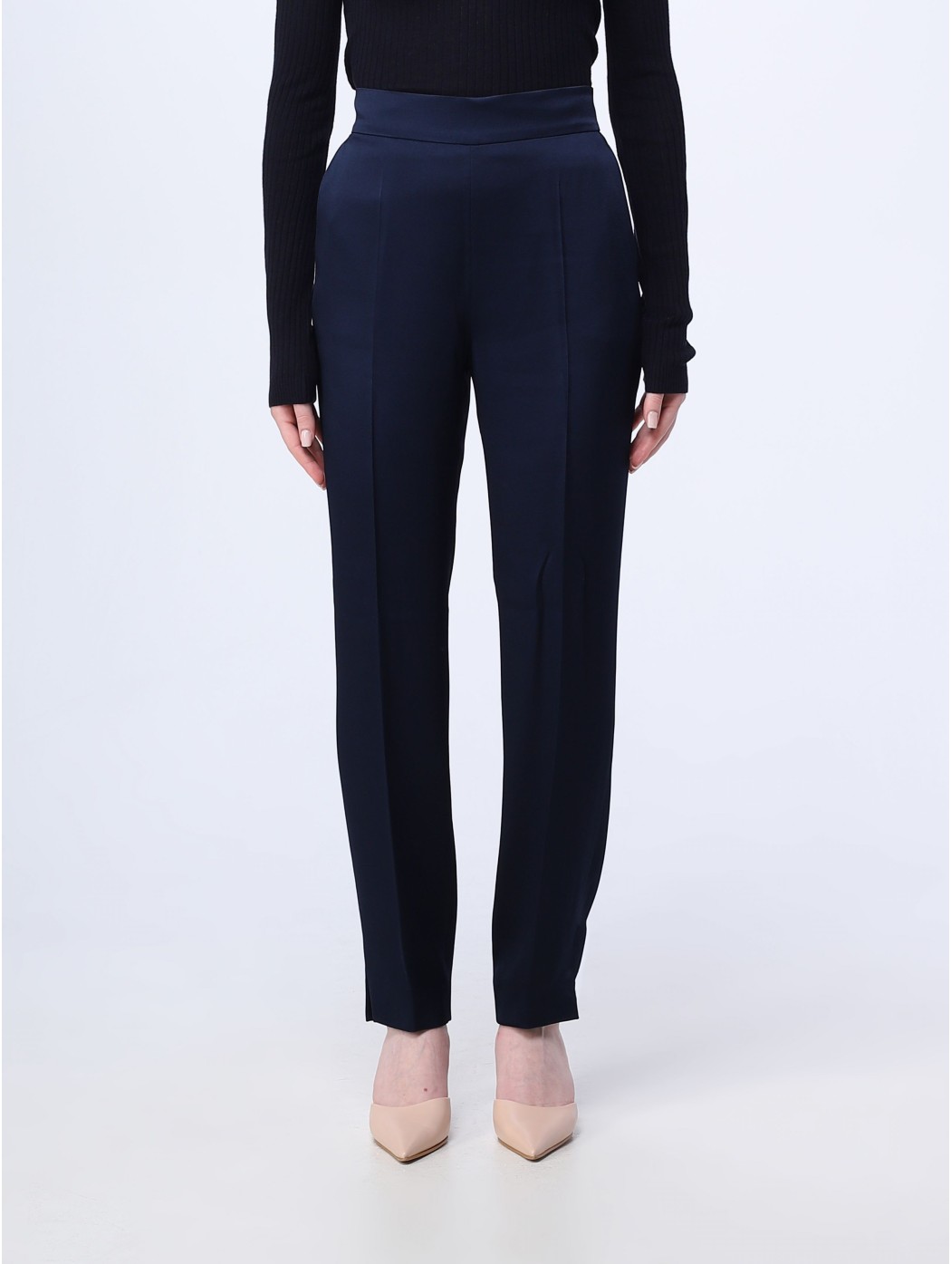 Max Mara Studio is a guarantee for modern femininity, all on our online  shop. (2)