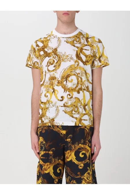 VERSACE T-shirt uomo Versace La T-shirt da uomo di Versace è sinonimo di stile e qualità. Realizzata con materiali pregiati e design elegante, è un capo iconico per l\'uomo moderno