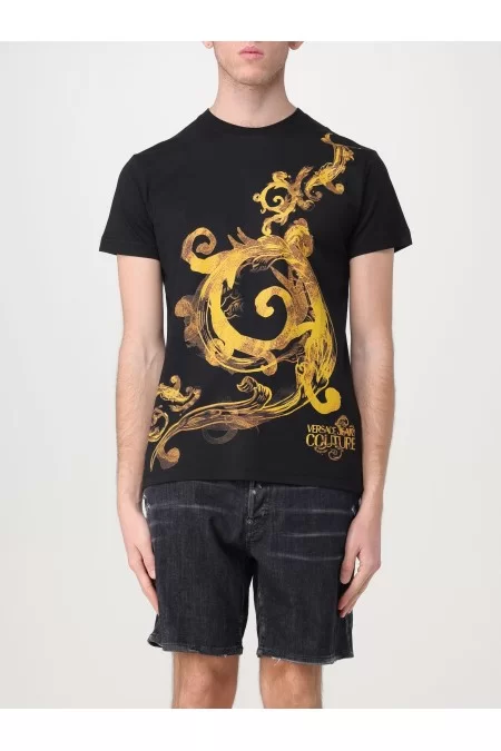 VERSACE Descrizione Maglietta Uomo Versace T-shirt Uomo Versace Maglietta di alta qualità con design elegante di Versace. Realizzata con tessuti premium per comfort e stile elevato. Per l\'uomo moderno che cerca un look distint