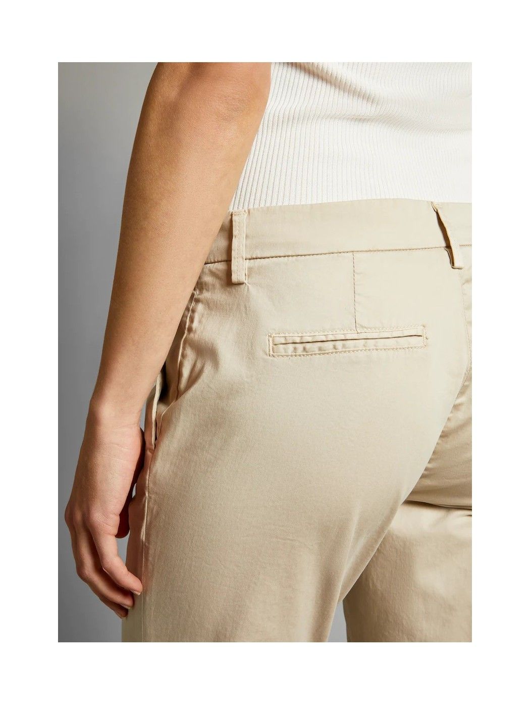 Chino model capri trousers made of garment-dyed stretch satin, with ironed crease and turned-up hem. Featuring diagonal front po